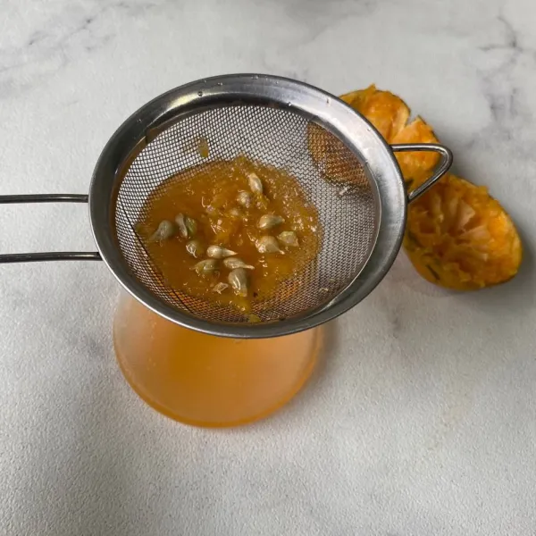 Peras dan saring jeruk lalu masukkan ke dalam gelas.