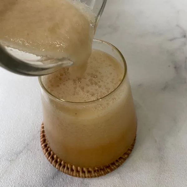 Tuang jus ke dalam gelas yang berisi sari jeruk. Sajikan.