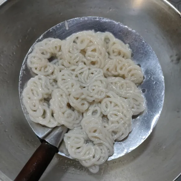 Rebus kerupuk hingga lembut dan kenyal, angkat dan tiriskan.