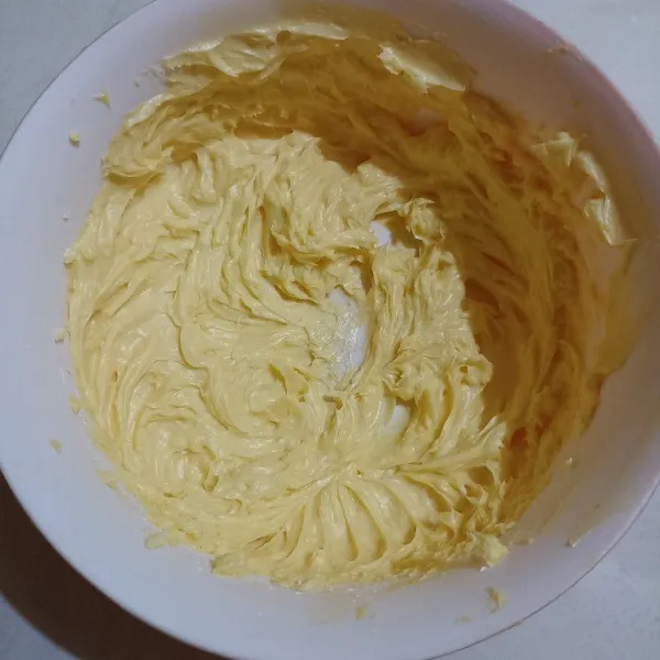 Campur gula halus, butter, margarin, mixer sampai tercampur rata saja.
