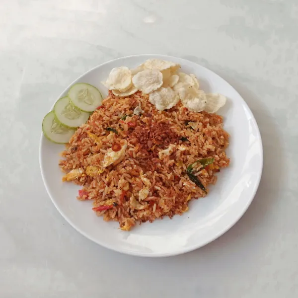 Pindahkan ke piring saji, taburi bawang goreng di atasnya dan lengkapi dengan timun serta emping goreng, siap disajikan.