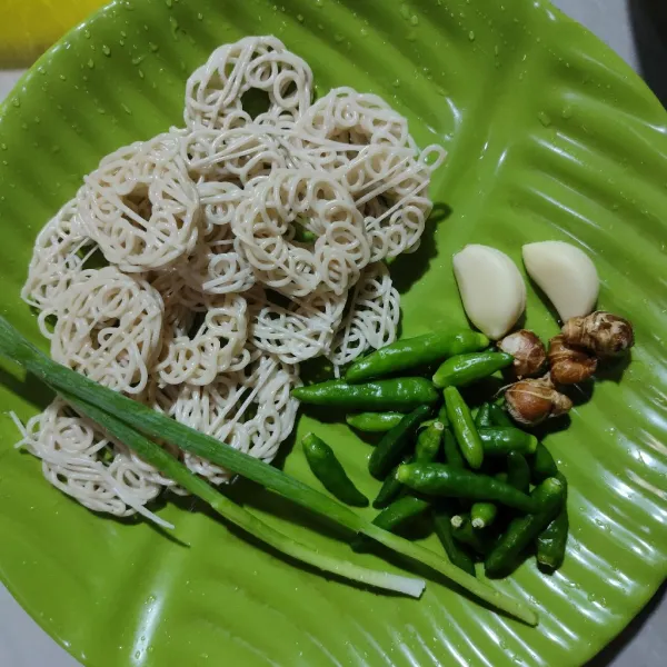 Siapkan bahan.