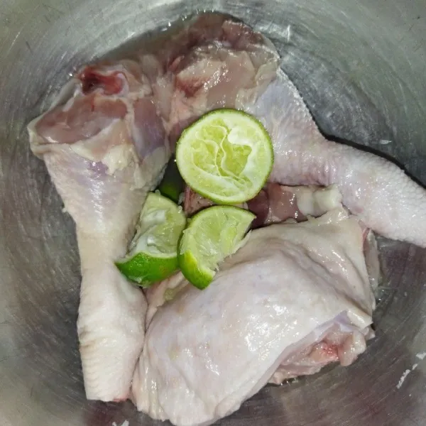 Cuci bersih daging ayam, beri air perasan jeruk nipis, aduk rata dan diamkan.