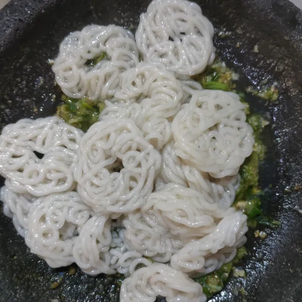 Masukkan kerupuk, aduk rata.