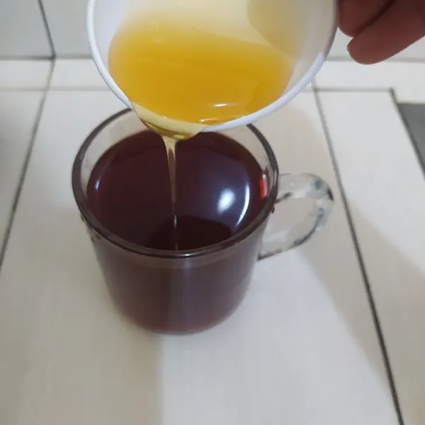 Tuang kedalam gelas, lalu tambahkan madu.
