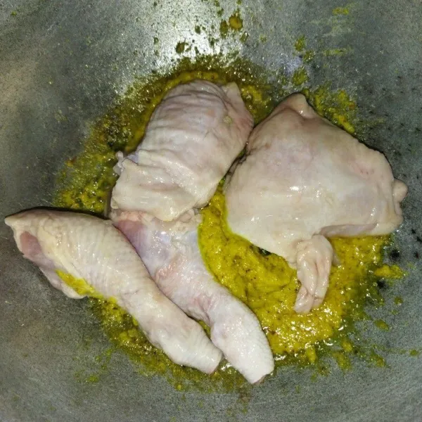 Masukkan daging ayam, aduk rata, masak hingga daging ayam berubah warna.