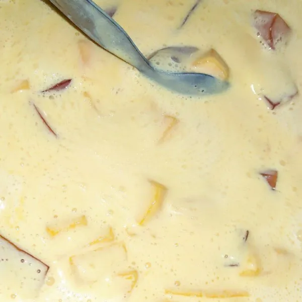 Aduk rata hingga jus mangga dan susu tercampur dengan sempurna.