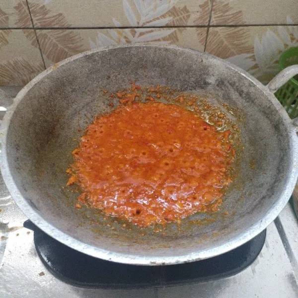 Tumis bumbu sampai harum, tambahkan garam, gula pasir, kaldu bubuk dan air matang secukupnya.