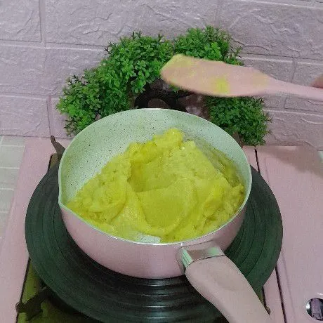 Setelah margarin mencair, matikan api kompor lalu masukkan tepung terigu aduk hingga membentuk adonan