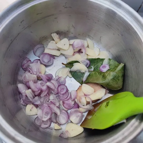 Panaskan minyak, tumis bawang merah, bawang putih, daun salam dan lengkuas hingga harum dan layu.
