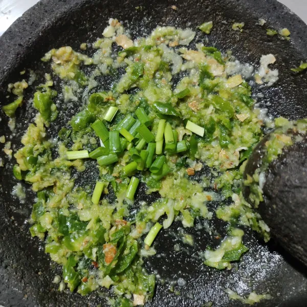 Masukkan daun bawang, ulek.