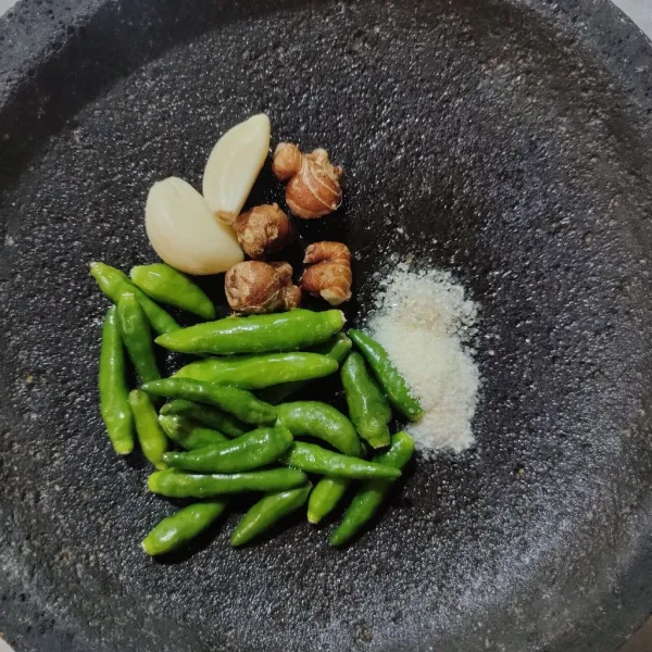 Ulek cabe, bawang putih, kencur, kaldu bubuk dan gula pasir, tes rasa.