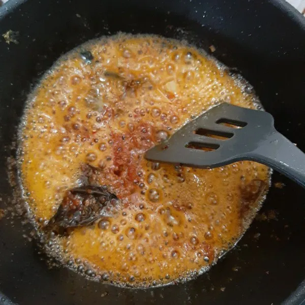 Panaskan minyak goreng, tumis cabai halus, laos, dan daun salam hingga wangi. Beri garam, lada, kaldu bubuk dan gula pasir. Gunakan minyak sisa menggoreng ikan tadi.