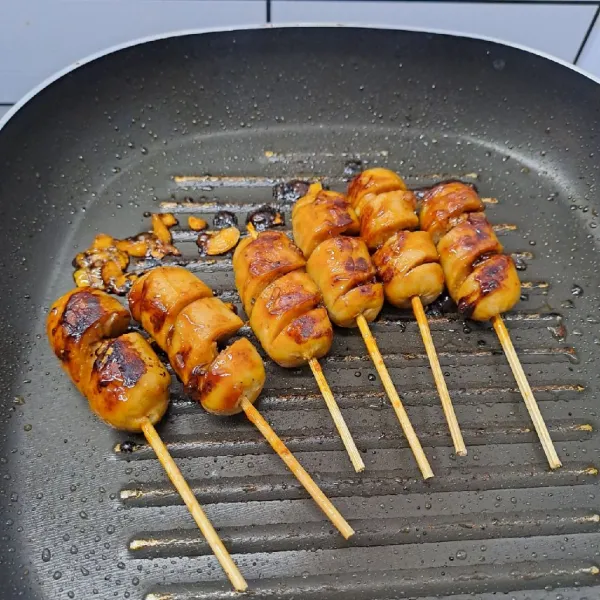 Bolak-balik sosis sambil dioles saus lada hitam sampai meresap dan sedikit kecokelatan. Angkat dan sajikan.