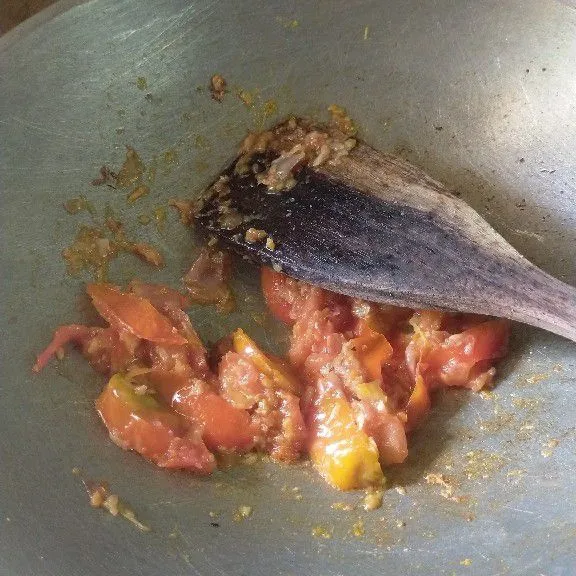 Tumis bumbu dengan irisan tomat sampai harum