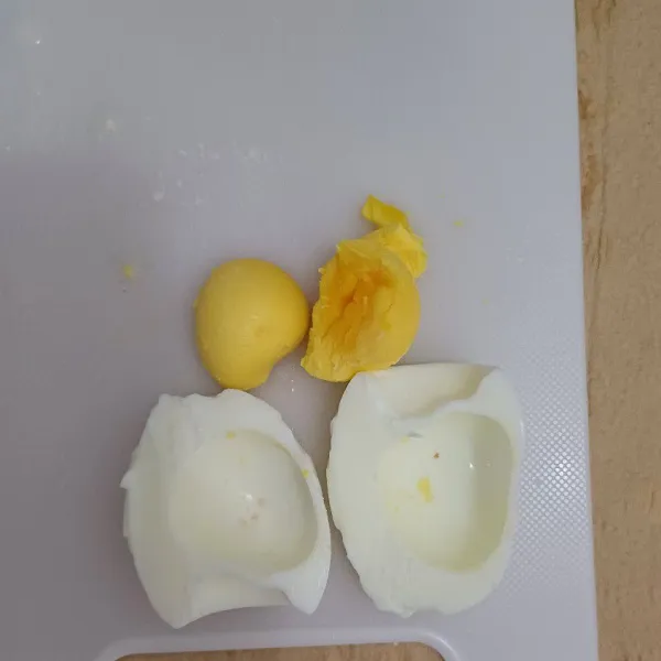 Rebus telur. Lalu pisahkan kuning dan putihnya.