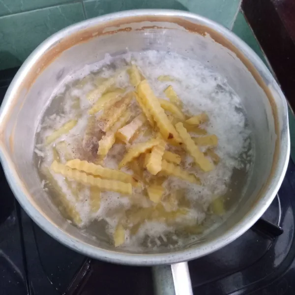 Rebus hingga ½ matang dengan air, garam dan bawang putih lalu tiriskan.