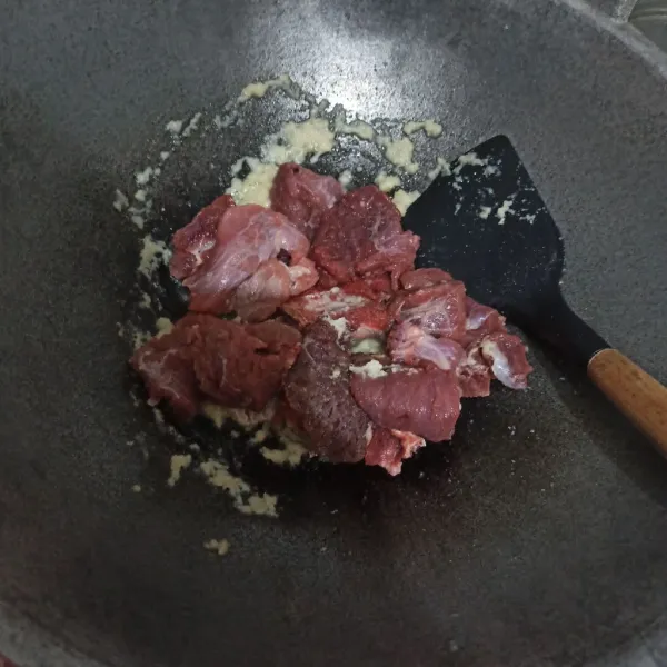Masukkan daging sapi, aduk hingga berubah warna.