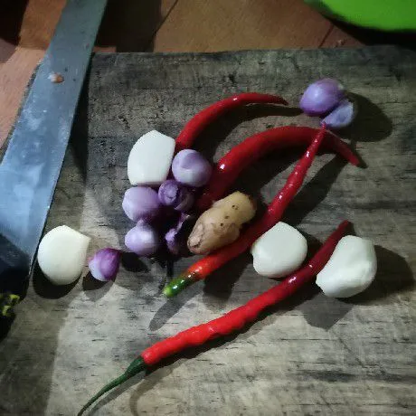 Siapkan bawang merah, bawang putih dan cabai merah.