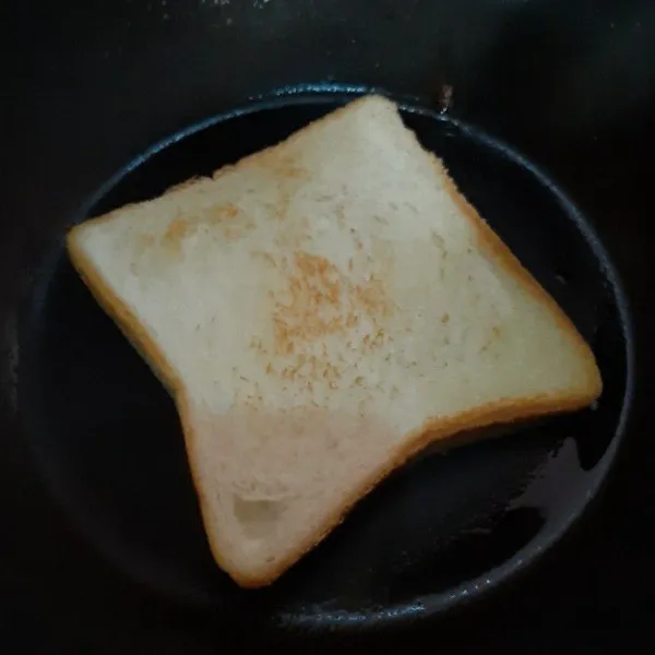 Panggang roti dan tomat dengan minyak zaitun.
