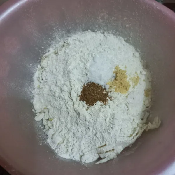 Tambahkan tepung terigu, garam, ketumbar bubuk dan kaldu jamur, beri air secukupnya, aduk rata.