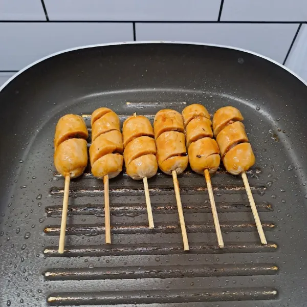 Panaskan grillpan dengan sedikit minyak. Panggang sosis sambil dioles saus lada hitam.