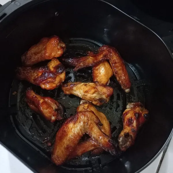 Setelah 20 menit pertama, balik sisi ayam, panggang lagi sekitar 10 menit pada suhu 180 derajat. Siap disajikan.
