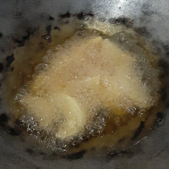 Goreng kentang iris hingga matang untuk pelengkap.