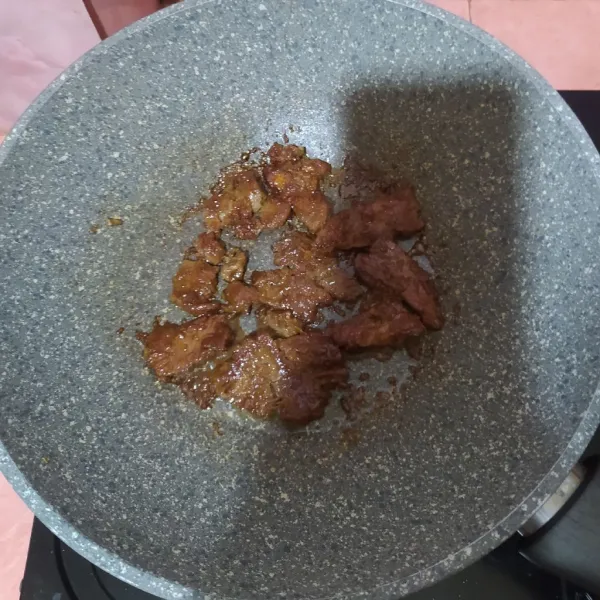 Olesi wajan anti lengket dengan minyak lalu panggang daging hingga kecokelatan.