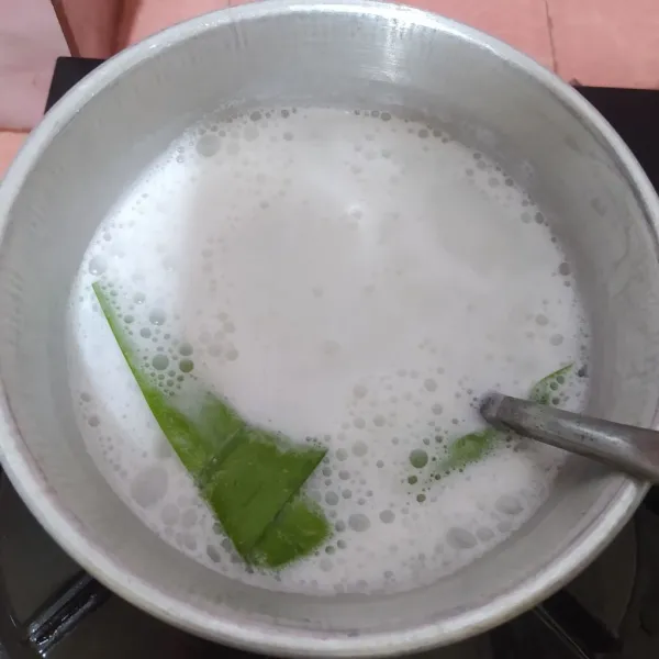 Rebus air untuk kuah, masukkan gula pasir dan daun pandan. Setelah mendidih masukkan garam dan santan instan.