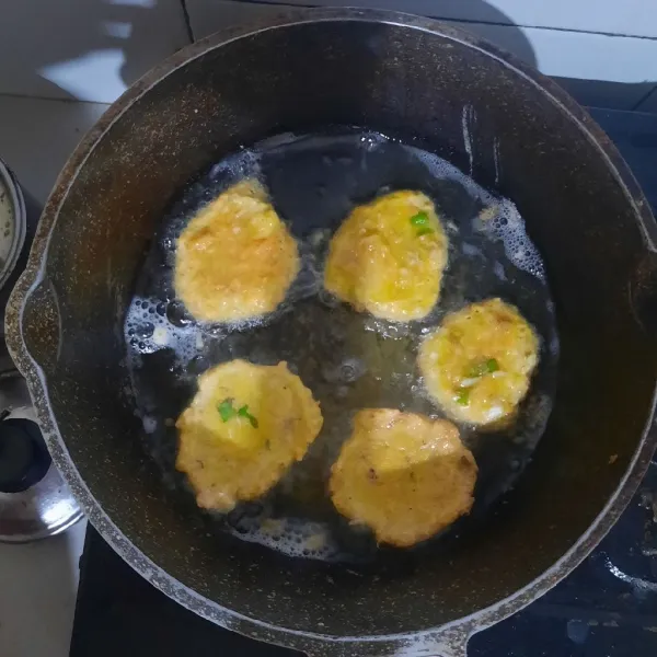 Siapkan minyak panas, lalu ambil satu sendok adonan, goreng hingga matang. Gunakan api kecil cenderung sedang.