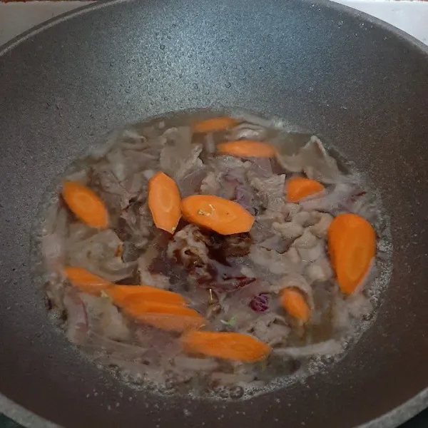 Masukkan wortel dan sebagian air. Tunggu hingga wortel empuk.