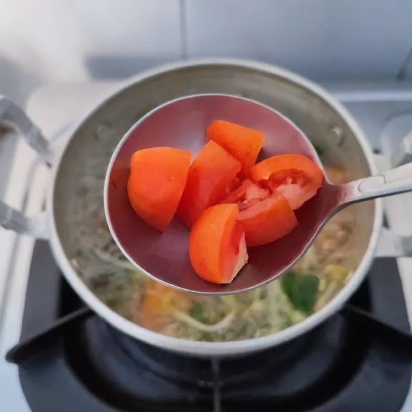 Tambahkan potongan tomat merah, sesaat sebelum kompor dimatikan. Angkat dan sajikan.