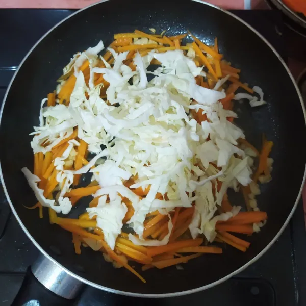 Tumis bawang putih, masukkan wortel dan air. Setelah wortel agak empuk masukkan kubis. Bumbui garam, lada dan kaldu bubuk secukupnya.