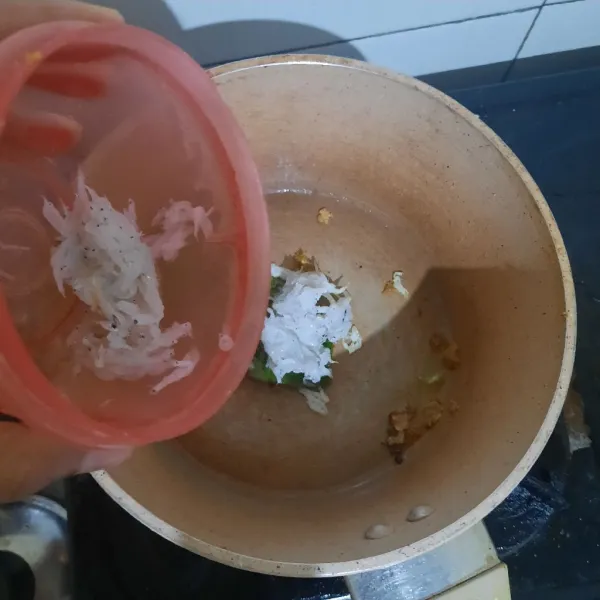 Tumis bumbu halus bersama dengan daun salam hingga harum. Lalu masukkan teri nasi, masak hingga berubah pucat, lalu sisihkan.