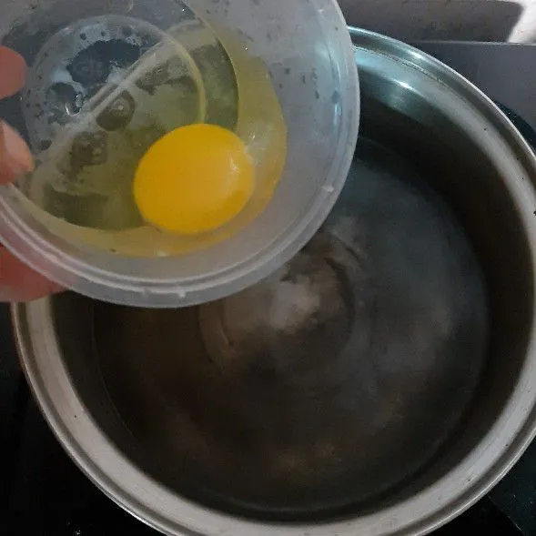 Tuang telur secara perlahan. Tunggu 1 menit, lalu angkat dengan sendok sayur. Sisihkan.