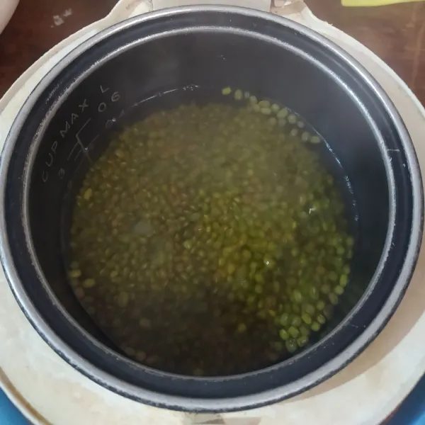 Rendam kacang hijau selama 1 jam (lebih bagus lagi jika direndam selama 1 malam). Lalu rebus dengan ½ bagian air dan daun pandan. Setelah mendidih matikan dan tutup, lalu diamkan selama 1 jam.