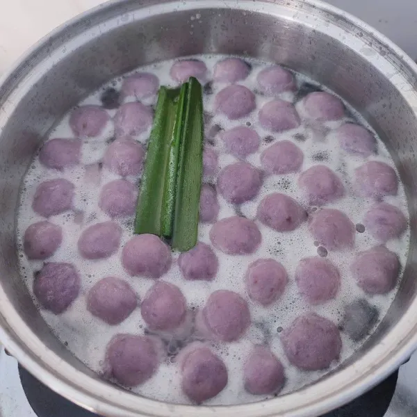 Masukkan bola-bola ubi, rebus hingga matang (mengapung).