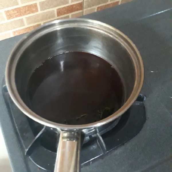 Sisa air, campurkan dengan gula pasir dan cokelat, rebus hingga mendidih dan gula larut.