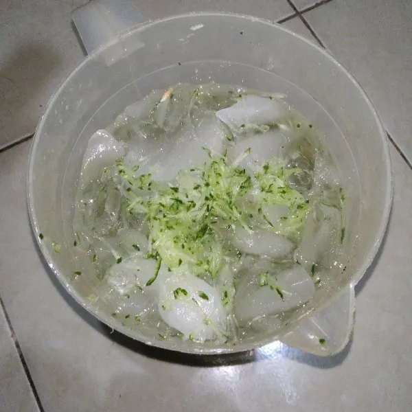 Tuang air gula dan beri parutan timun, es Kuwut siap diminum.