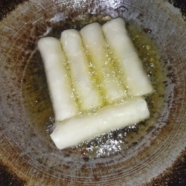 Lalu goreng risol hingga matang, angkat lalu sajikan untuk tambahan topping soto mie.