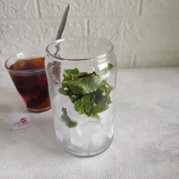 Masukkan juga daun mint ke dalam gelas.