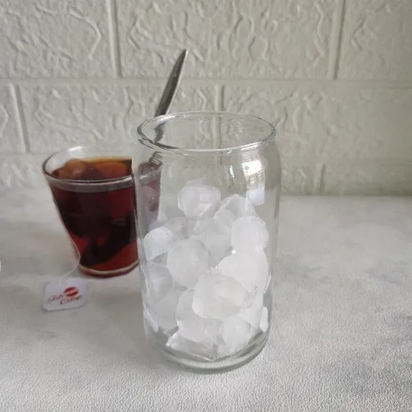 Masukkan ice cube ke dalam gelas saji.