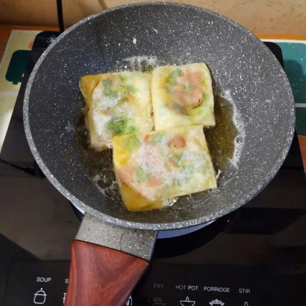 Goreng martabak sosis hingga matang.