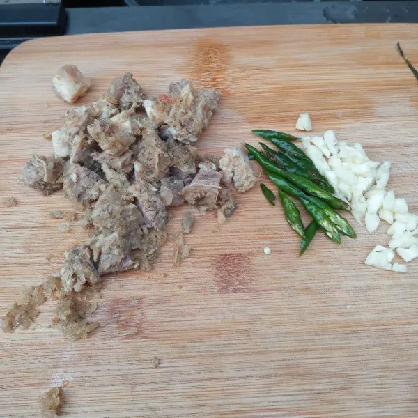 Potong dadu daging empal yang siap digoreng dan sudah dibumbui, atau boleh empal matang, sisihkan.