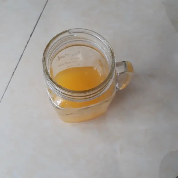 Tuang 100 ml air ke dalam jeruk, aduk rata.