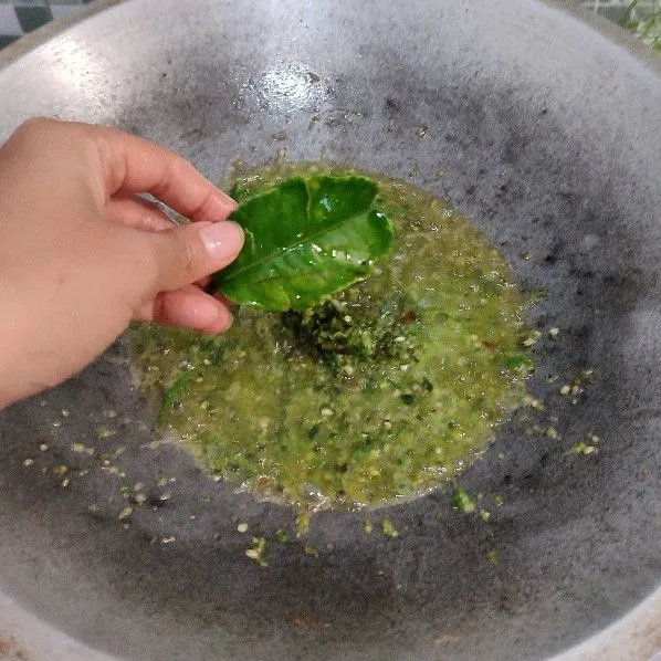 Tumis bumbu halus dengan minyak goreng sisa menggoreng rebon dan pare. Lalu masukkan daun bawang, tumis hingga harum.