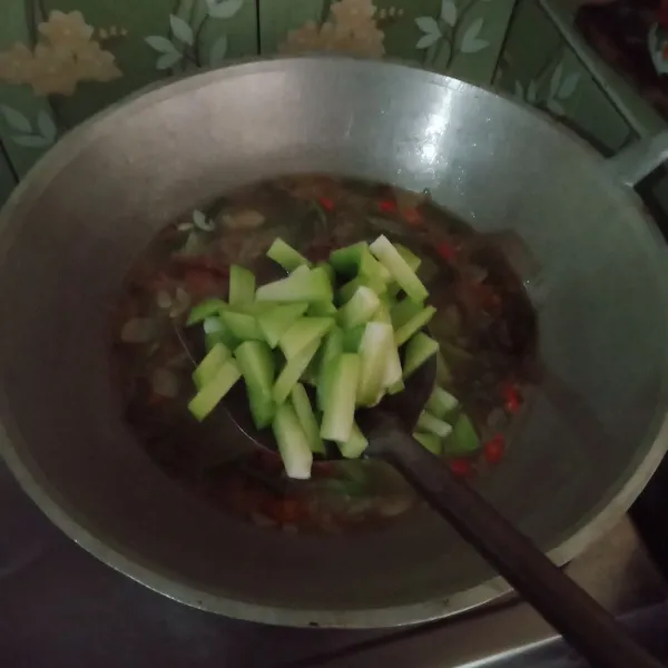 Masukkan labu, masak hingga air mendidih dan bumbu meresap.