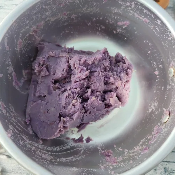 Selagi masih panas, haluskan ubi ungu.
