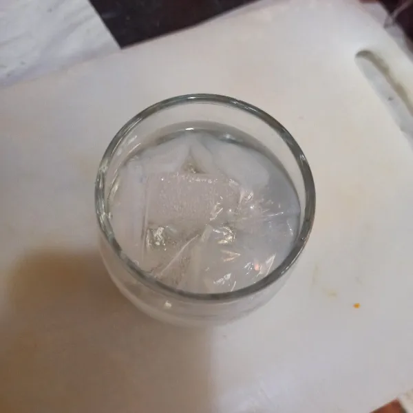 Masukkan air soda perlahan ke dalam gelas.